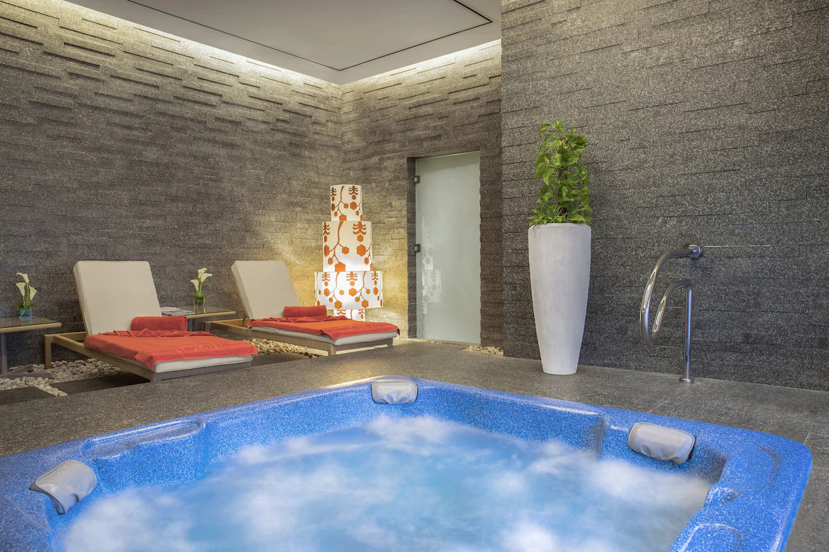 استخر هتل امواج روتانا دبی